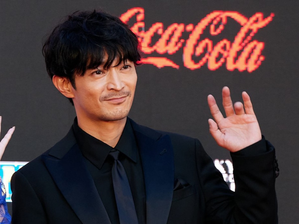 津田健次郎、笑顔でレッドカーペットを魅了　「歩かせていただけるのはありがたい」＜第36回東京国際映画祭＞