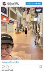 北川景子、写真集の巨大タペストリーをバックに地元商店街で笑顔　※「北川景子」インスタグラム