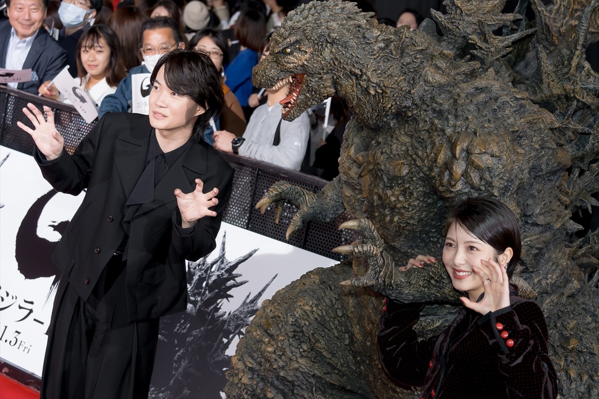 神木隆之介＆浜辺美波、歌舞伎町のレッドカーペットに降臨　“巨大ゴジラトラック”も登場