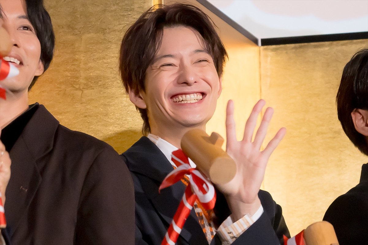 岡田将生、人生初の舞台あいさつMCに挑戦　松坂桃李の言葉に涙見せる