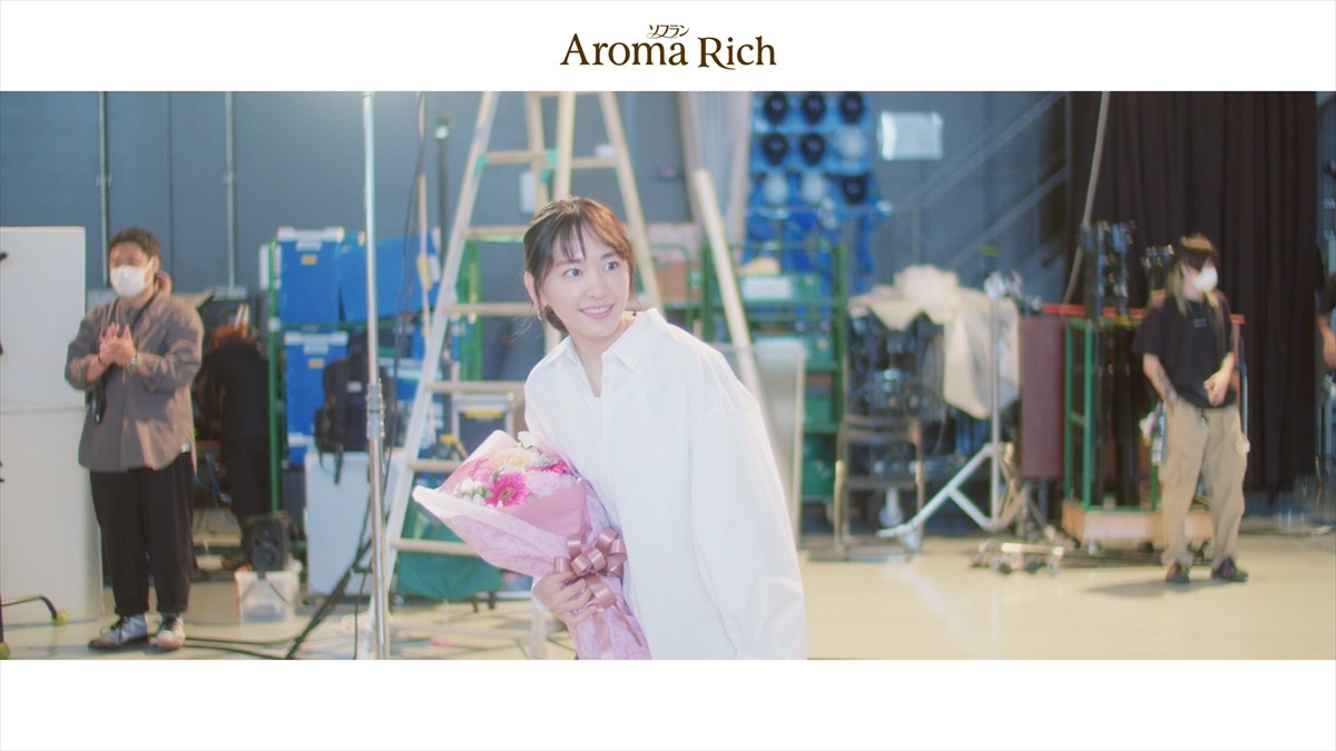 新垣結衣、服の匂いをかいで“うっとり”　チャーミングな演技が光る新CM公開