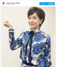 水野真紀、美しい花柄ブラウスとスカートをお披露目　※「水野真紀」インスタグラム