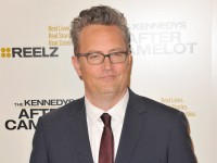 『フレンズ』チャンドラー役マシュー・ペリーさん、元恋人がドラッグ使用の再発を死さ