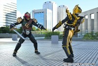 『仮面ライダーガッチャード VS 仮面ライダーレジェンド』より（左から）仮面ライダーバールクス、仮面ライダーレジェンド