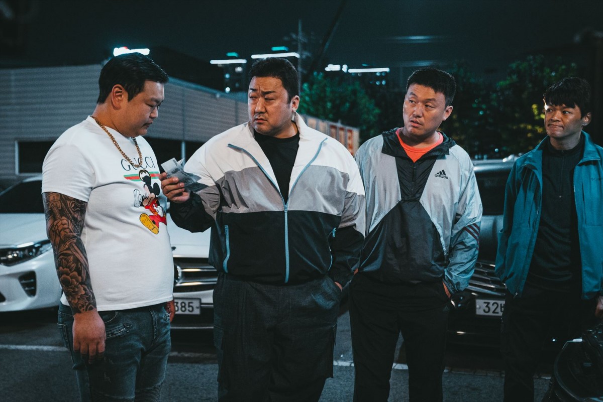 マ・ドンソク主演『犯罪都市』“やりすぎ”最強刑事の前に2人の極悪ヴィランが！　日本版ビジュアル＆場面写真公開