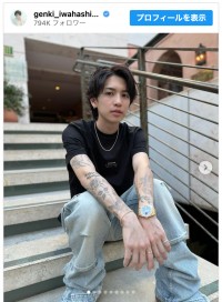 両腕を彩るタトゥーもスタイリッシュな岩橋玄樹の近影　※「岩橋玄樹」インスタグラム