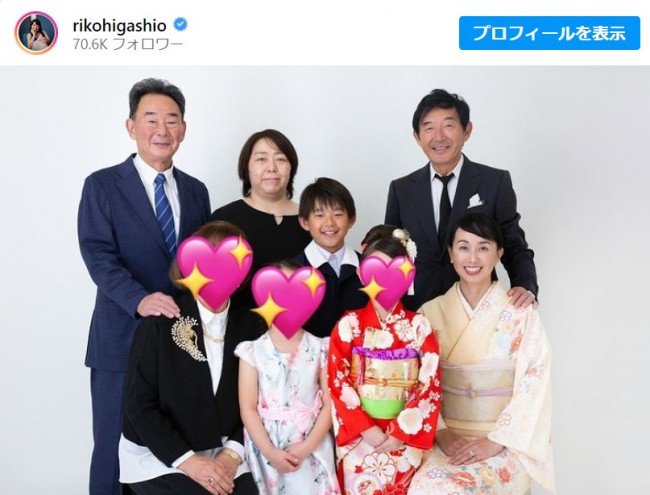 東尾理子、夫・石田純一との結婚記念日を報告し、家族勢揃いの集合写真公開　※「東尾理子」インスタグラム