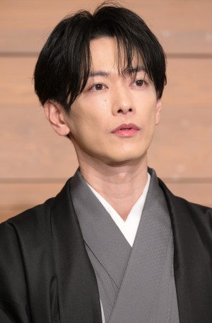 佐藤健、『義母と娘のブルースFINAL 2024年謹賀新年スペシャル』制作発表会見に登場