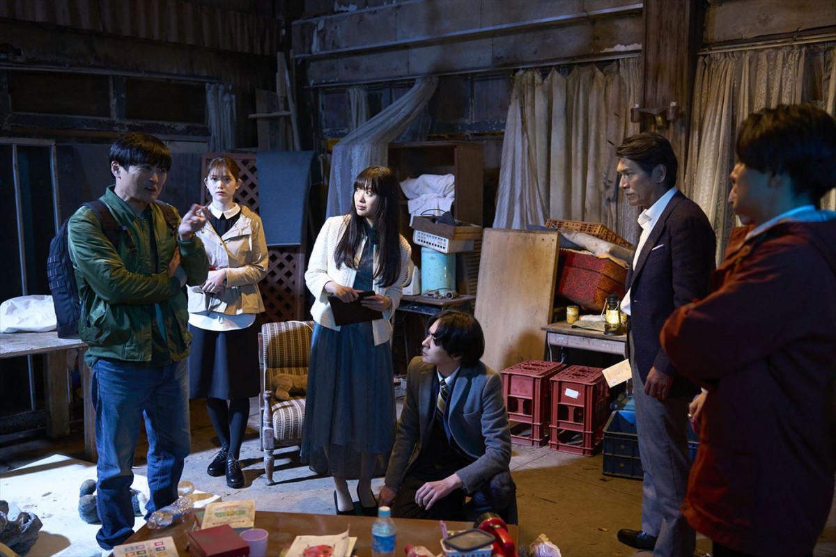 劇団ひとり、高橋克典ら共演『劇場版 マーダー★ミステリー』、出演陣の即興劇での内面を表現したポスター解禁　場面写真も到着