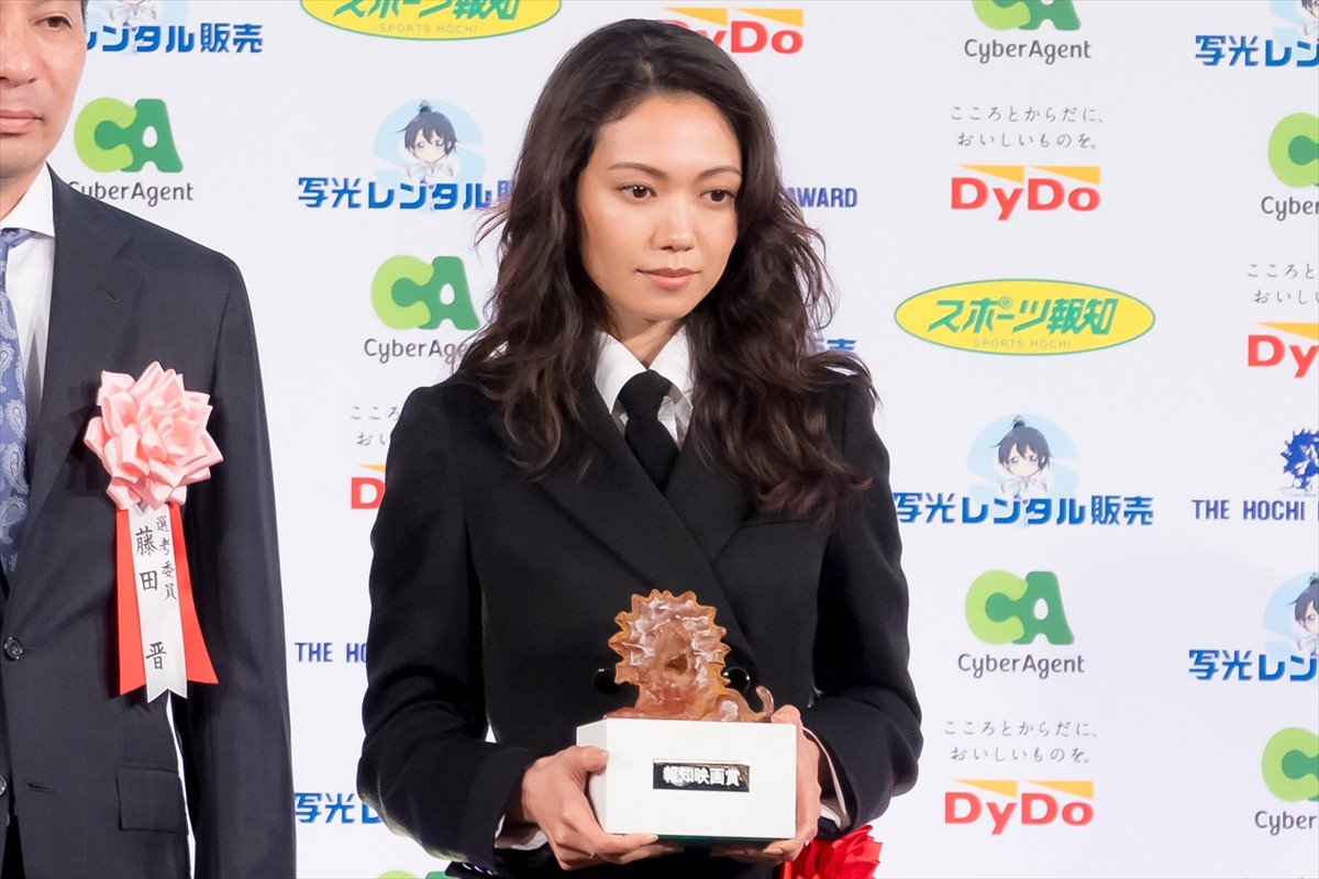 綾瀬はるか、報知映画賞主演女優賞を受賞「この賞を胸に励んでいきたい」