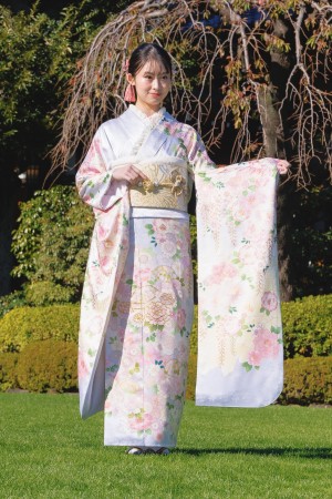 井本彩花、「オスカープロモーション 2024年新春 晴れ着撮影会」に登場