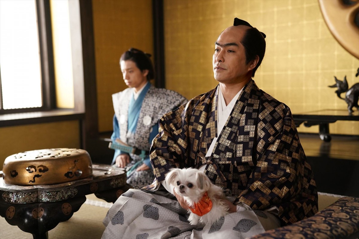 “吉良”ムロツヨシの百面相に眉の繋がった“将軍様”北村一輝も！　『身代わり忠臣蔵』場面写真が一挙公開