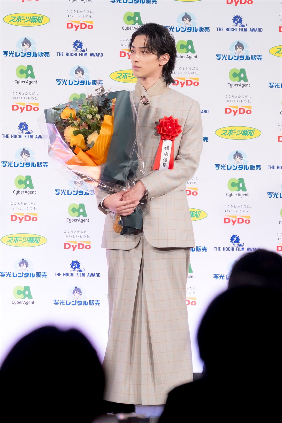 綾瀬はるか、報知映画賞主演女優賞を受賞「この賞を胸に励んでいきたい」