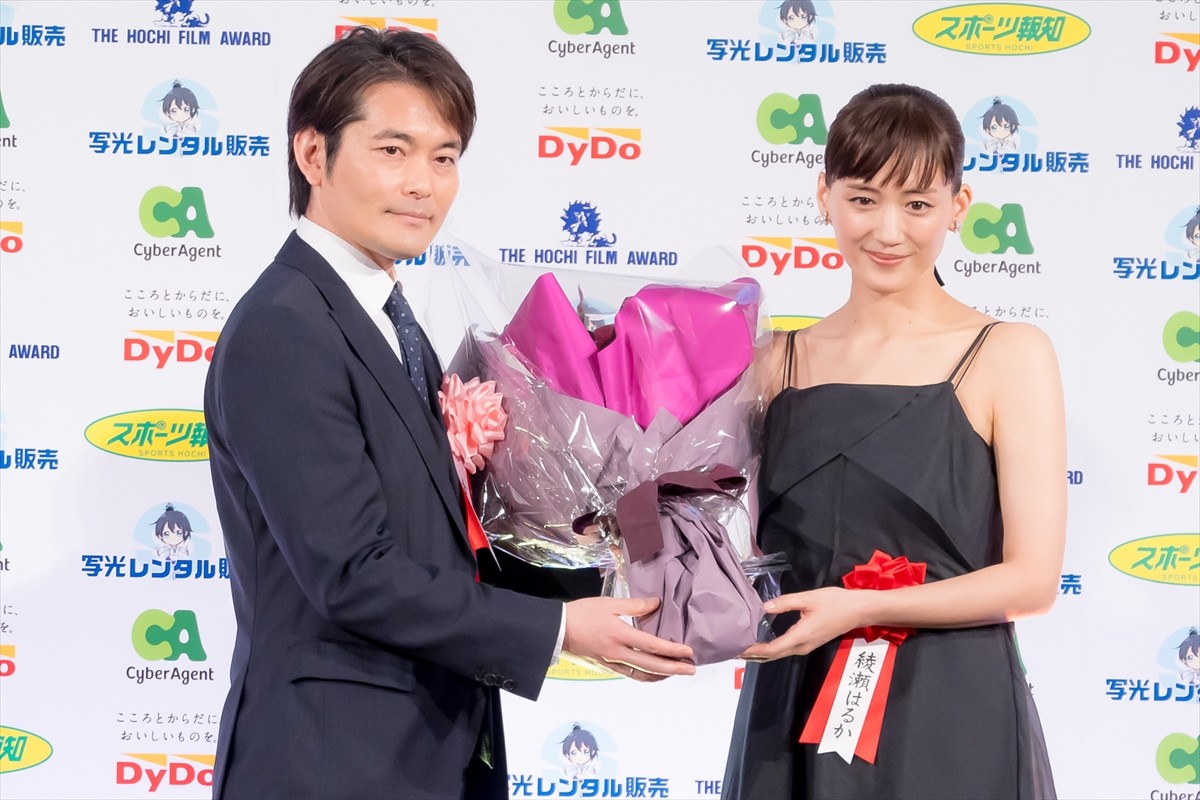 綾瀬はるか、報知映画賞主演女優賞を受賞「この賞を胸に励んでいきたい」
