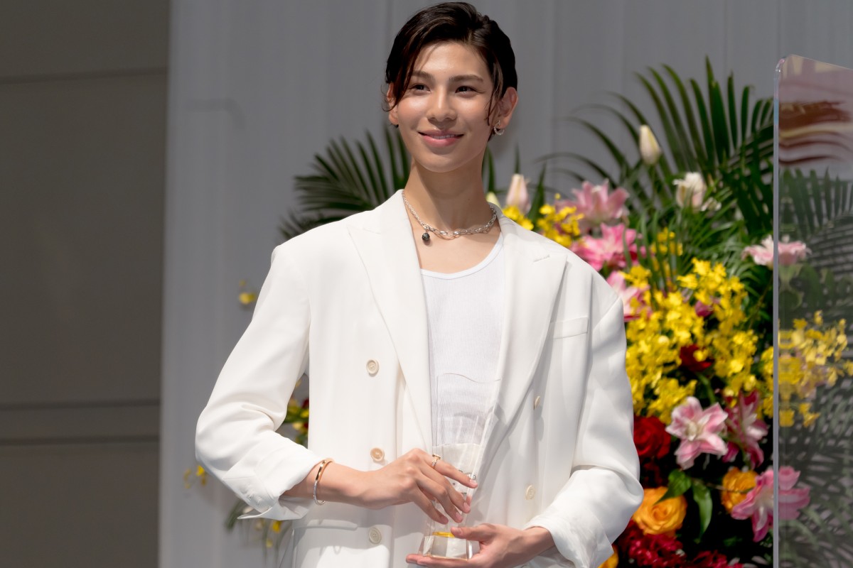 「第34回 日本ジュエリーベストドレッサー賞」表彰式に登壇したラウール