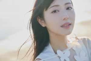 浜辺美波の“いま”を凝縮したカレンダー発売へ！ “大人エモい”やナチュラルな姿を披露