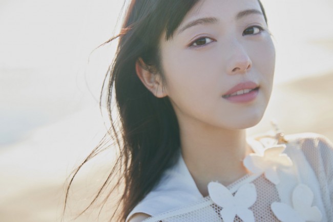浜辺美波の“いま”を凝縮したカレンダー発売へ！ “大人エモい”やナチュラルな姿を披露