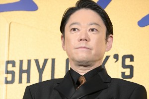 阿部サダヲ、映画『シャイロックの子供たち』 完成披露舞台挨拶に登場