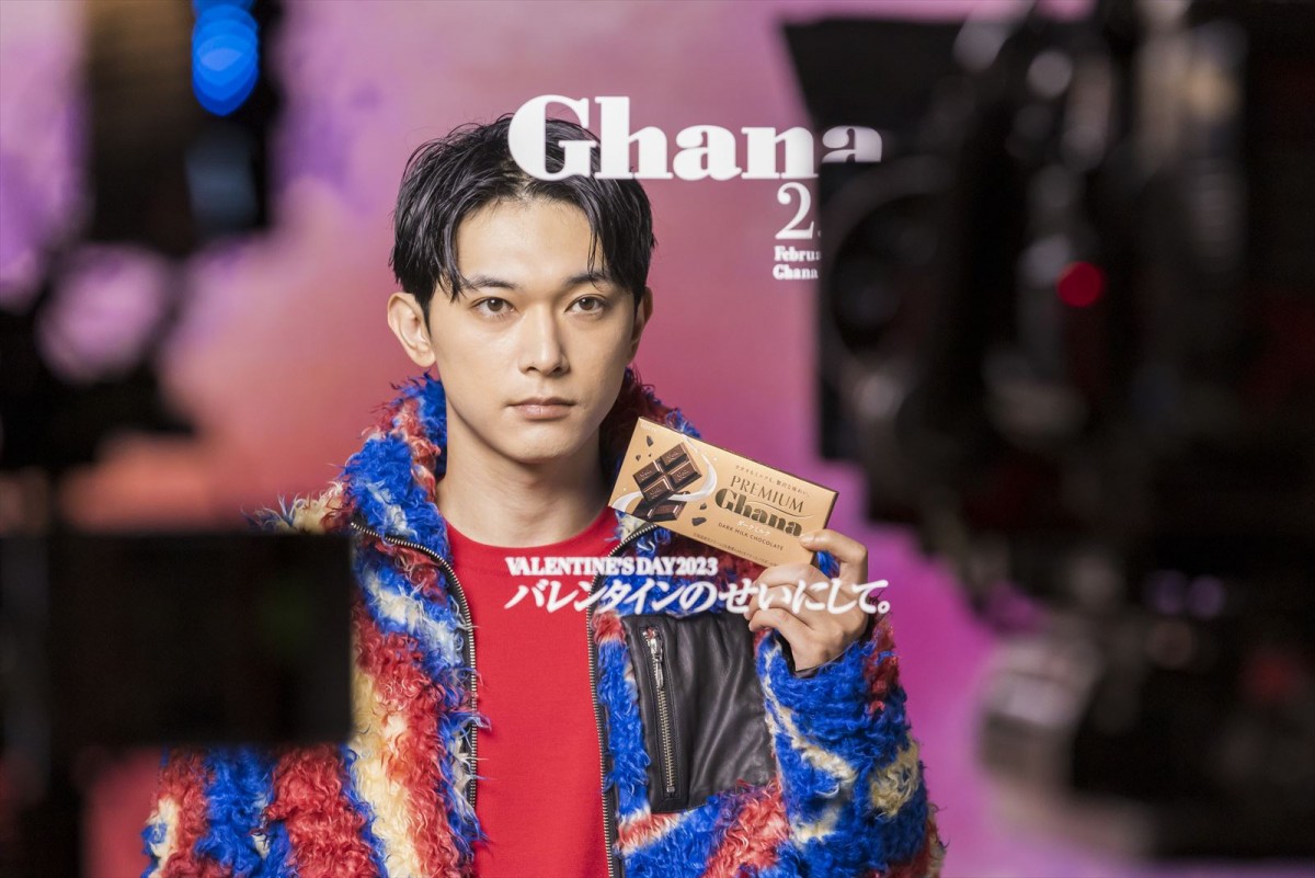 浜辺美波＆吉沢亮、ガーナチョコレート新WEB動画に出演　雑誌の中で今年楽しみたいことを実体験