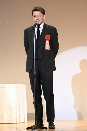 小栗旬、2023年 エランドール賞 授賞式に登場