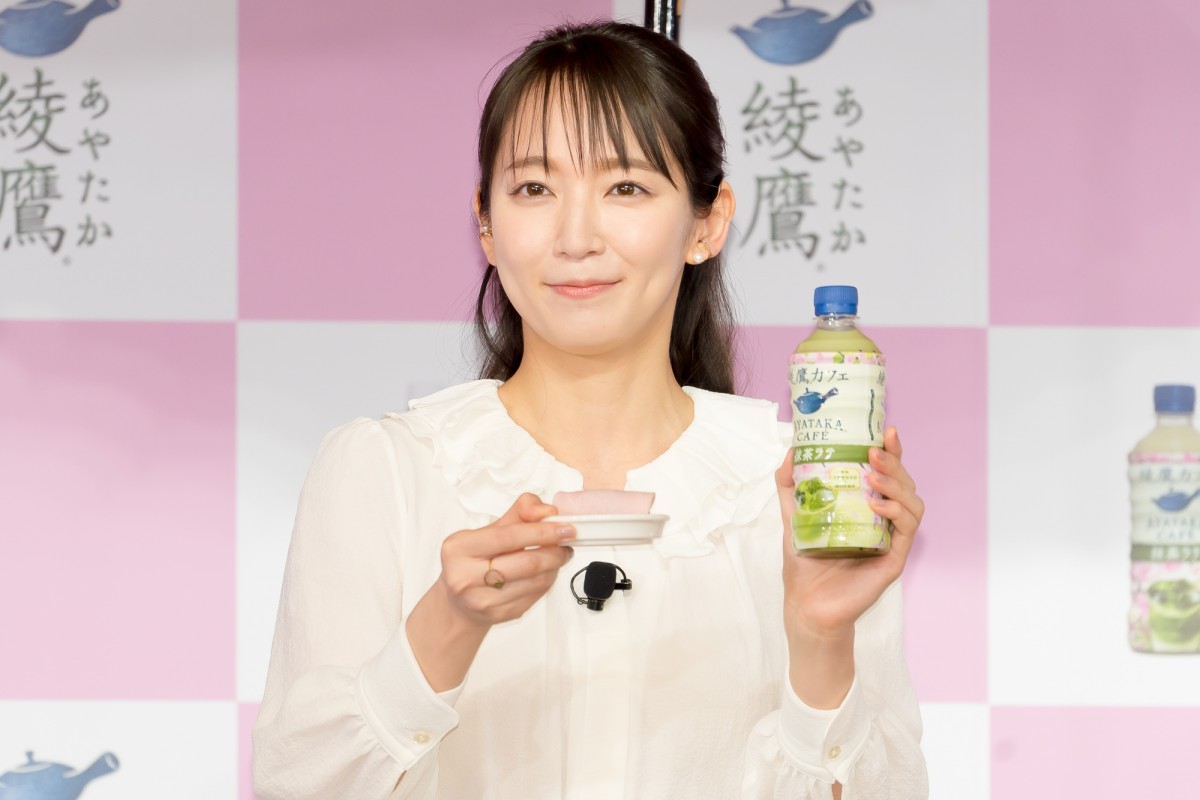 吉岡里帆、秋山竜次は「桜の魔神みたい」　茶寮空間の中で桜餅振る舞う