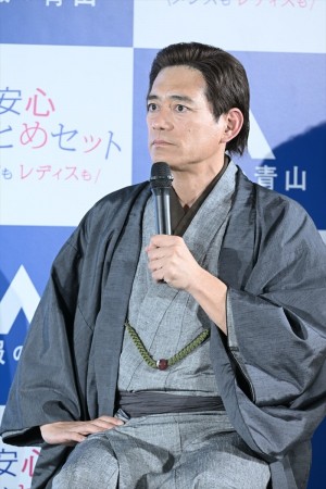 博多華丸、洋服の青山「フレッシャーズ安心おまとめセット」新CM記者発表会に登場