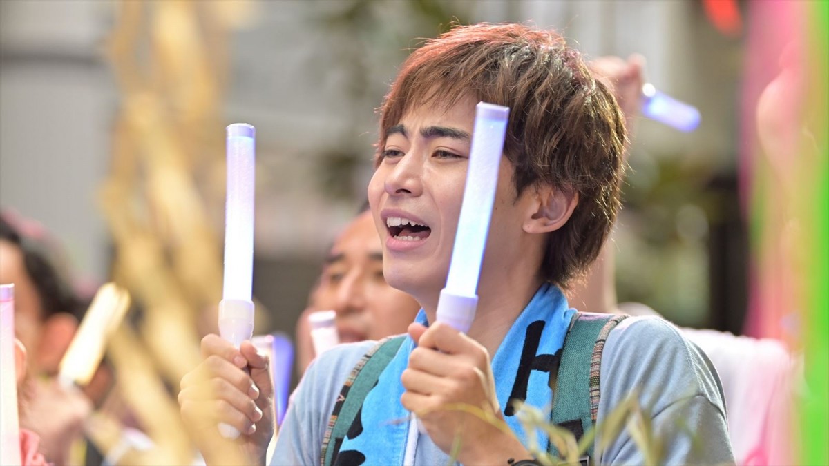 松村沙友理主演『劇場版 推しが武道館いってくれたら死ぬ』、“推し”のために生きる場面写真解禁