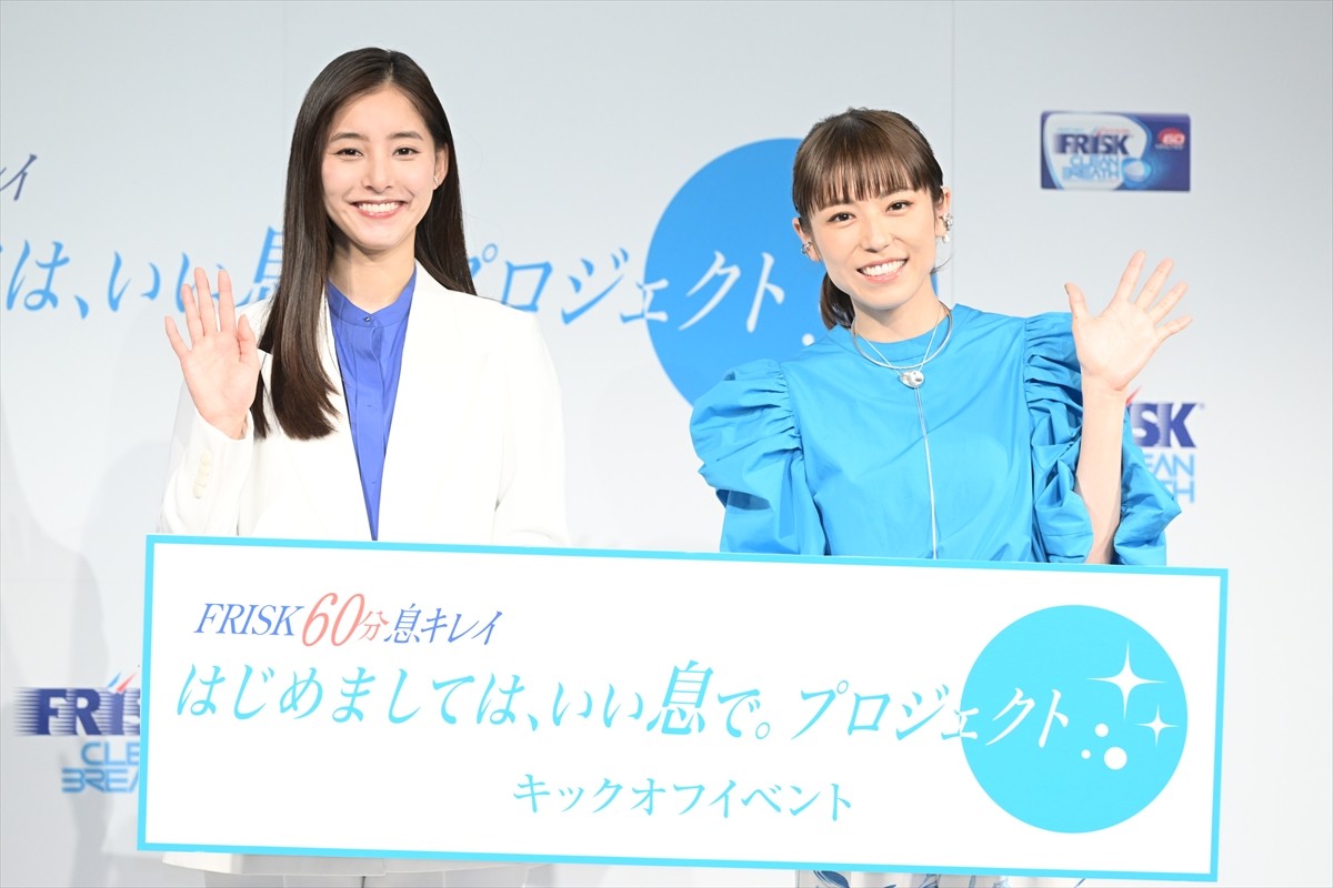 FRISKのイベントに登場した(左から)新木優子、若槻千夏