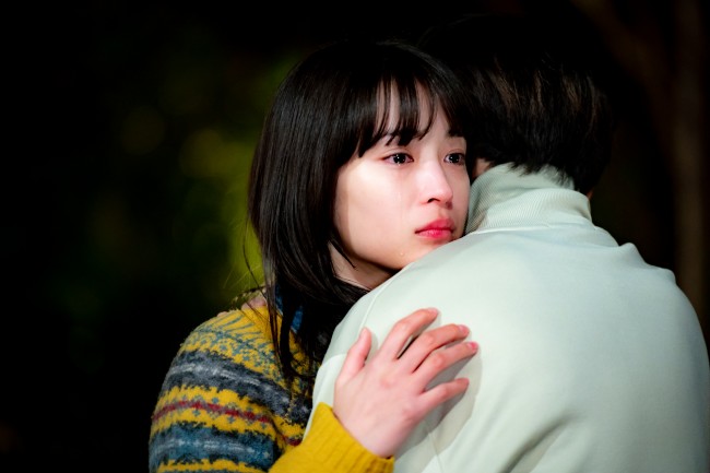 写真）『夕暮れに、手をつなぐ』“空豆”広瀬すず＆“音”永瀬廉が涙のハグ
