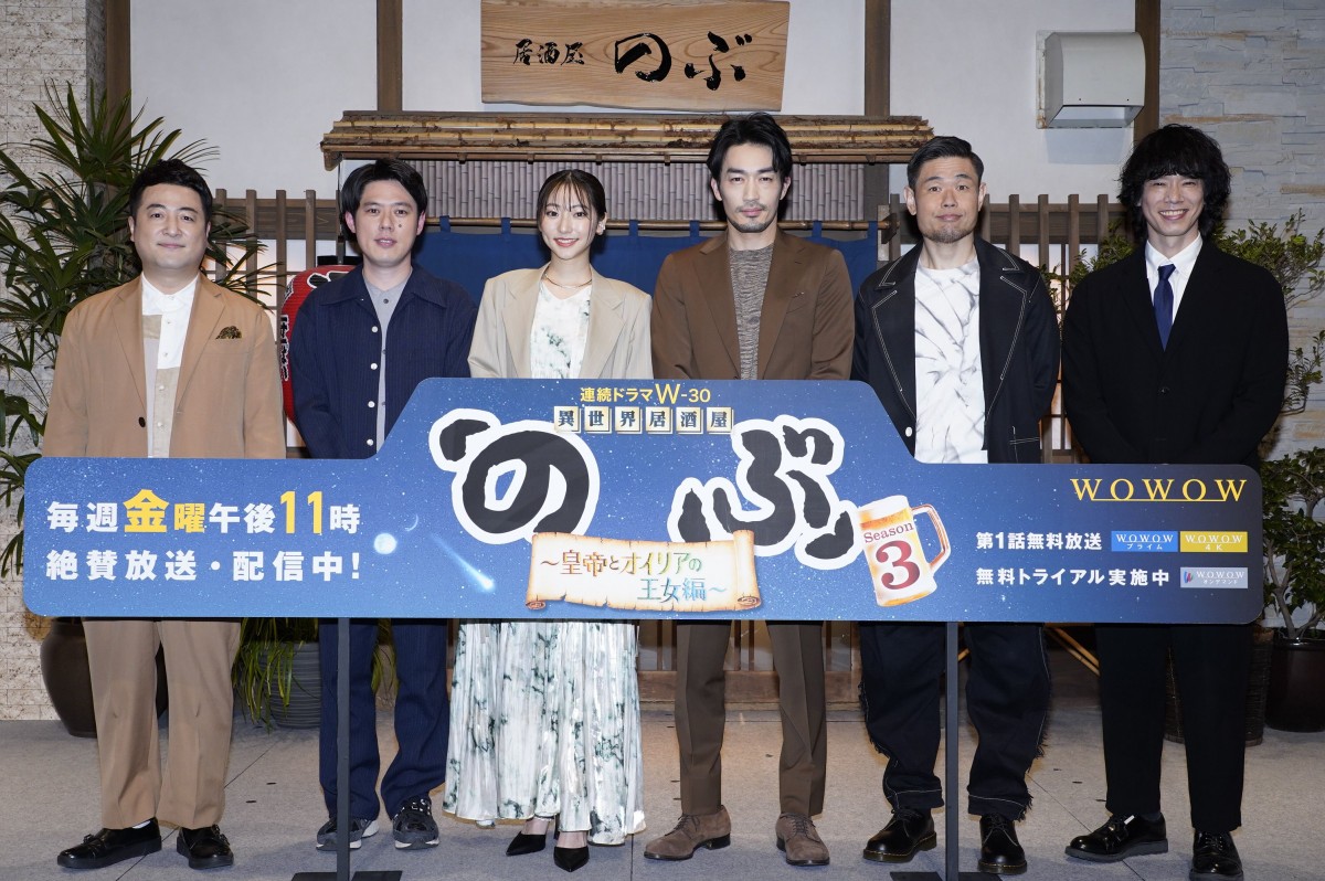 「異世界居酒屋『のぶ』Season3~皇帝とオイリアの王女編~」プレミアムファンイベントに登壇した(左から)和牛・水田信二、好井まさお、武田玲奈、大谷亮平、品川ヒロシ監督、庄司智春