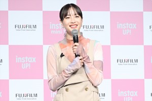 広瀬すず、INSTAX“チェキ”新製品発表会に登場