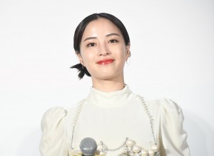 広瀬すず、『映画 ネメシス 黄金螺旋の謎』初日舞台挨拶に登場