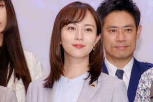 比嘉愛未、ドラマ『ケイジとケンジ、時々ハンジ。』記者会見に登場