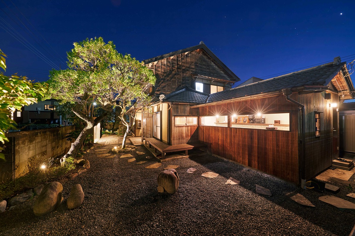 埼玉・秩父市に“町をまるごとホテルにした宿”誕生！　3棟の古民家をリニューアル