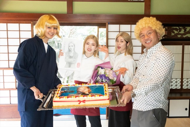 ドラマ『波よ聞いてくれ』主演・小芝風花、26歳の誕生日をお祝い!(左から)片寄涼太(GENERATIONS)、小芝、中村ゆりか、西村瑞樹(バイきんぐ)