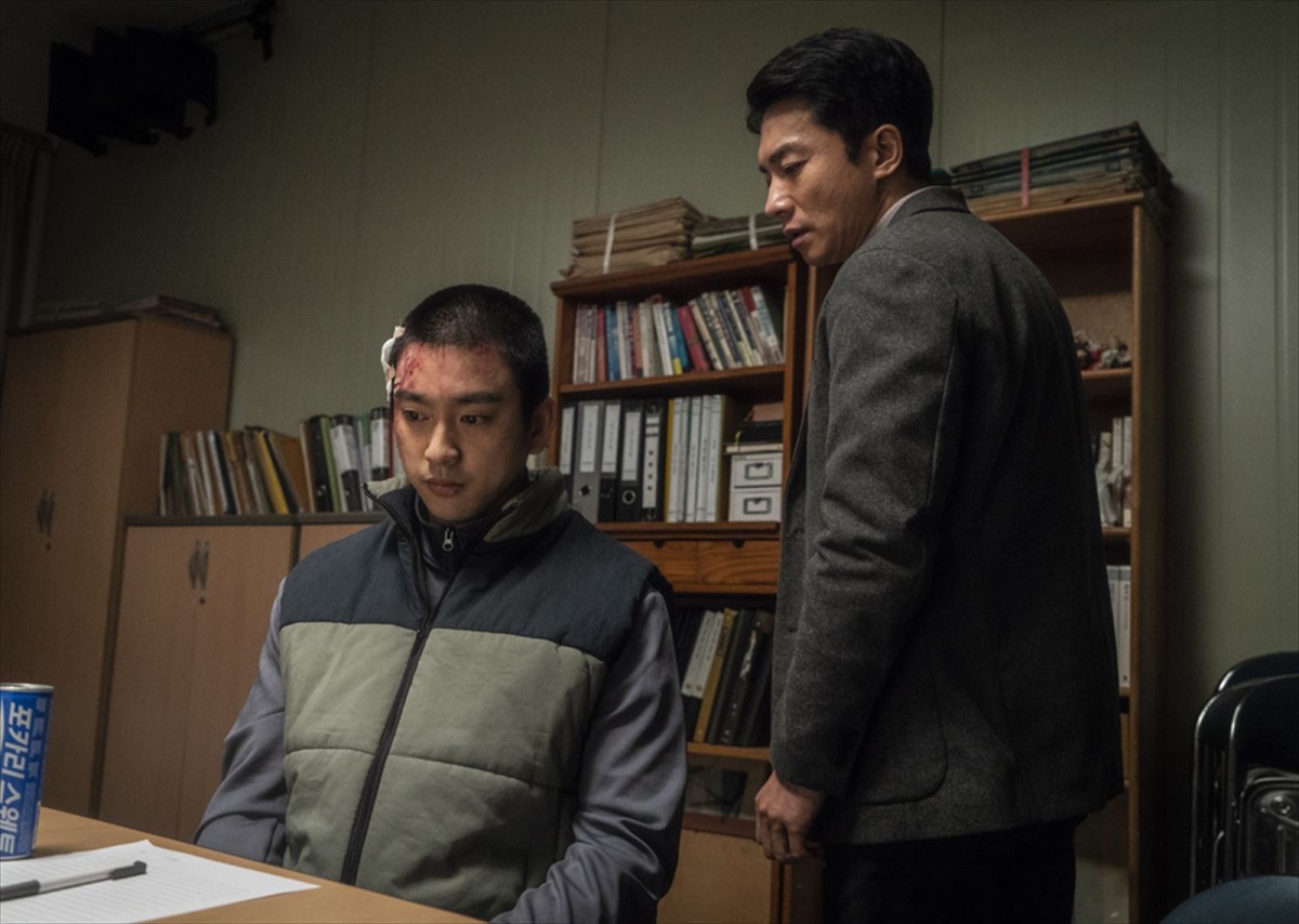 パク・ジニョン、兵役前最後の映画主演作『聖なる復讐者』より場面写真解禁