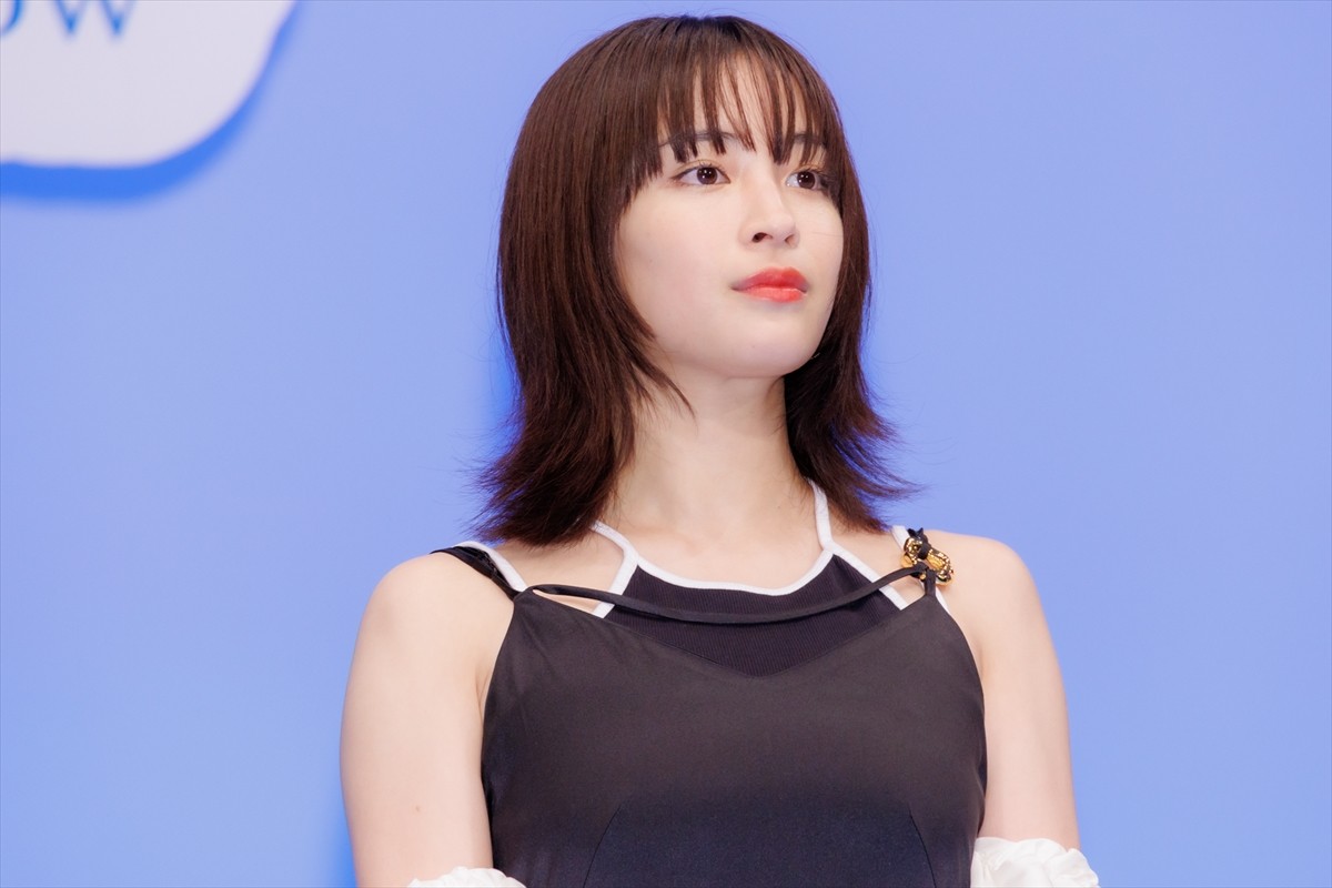 広瀬すず、肩出し＆深々スリットのブラックドレスのオフショを公開「ビジュ爆発」反響