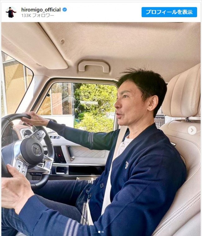 愛車を運転する郷ひろみ ※「郷ひろみ」インスタグラム