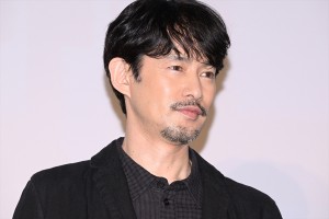 竹野内豊、映画『探偵マリコの生涯で一番悲惨な日』完成披露舞台挨拶に登場
