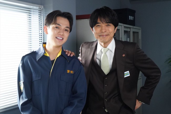 『特捜9 season6』第7話に出演する(左から)Travis Japan・宮近海斗、主演の井ノ原快彦