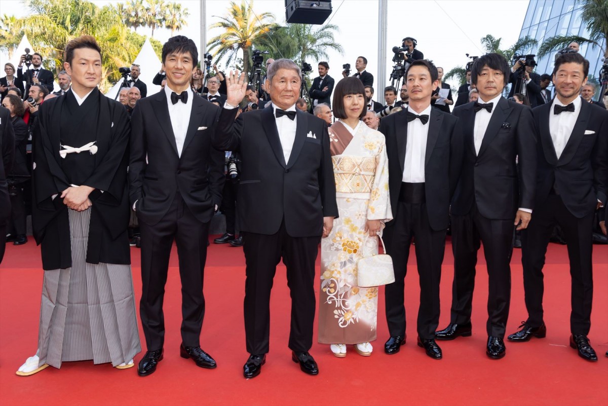 北野武監督・西島秀俊・加瀬亮ら、クールなジャケットスタイルでカンヌ映画祭フォトコールへ　映画『首』公式会見レポート