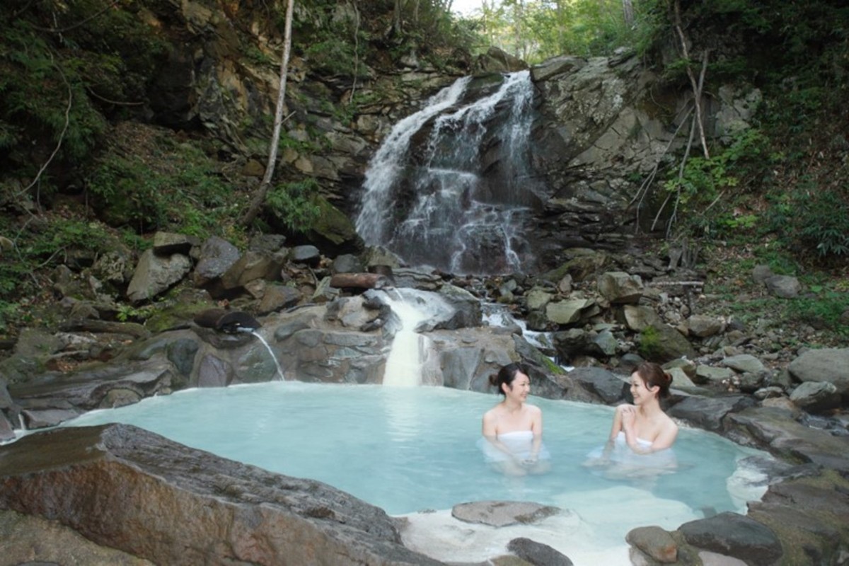 岩手の秘湯“仙女の湯”が3年ぶりオープン！　滝の流れ落ちる沢沿いにある混浴野天風呂