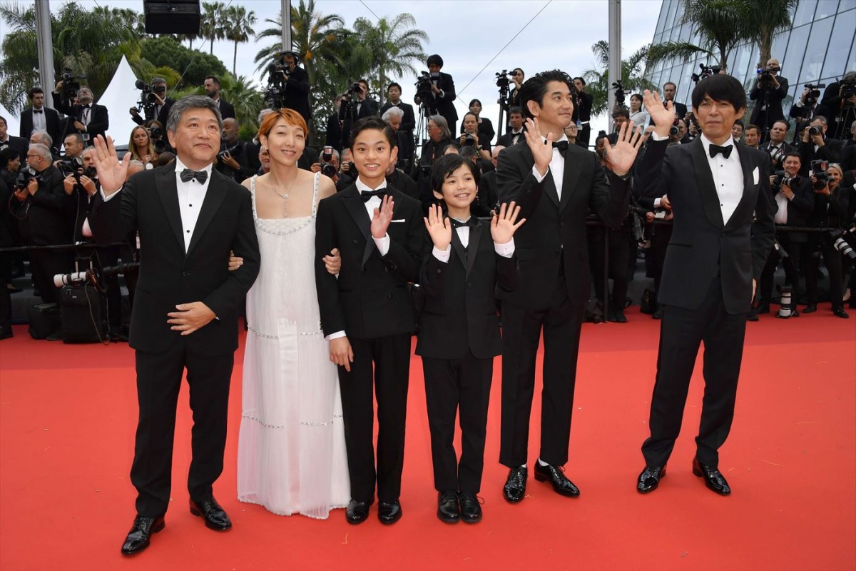 第76回カンヌ国際映画祭に出席した映画『怪物』(左から)是枝裕和監督、主演の安藤サクラ、黒川想矢、柊木陽太、永山瑛太、脚本の坂元裕二