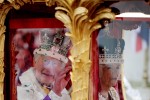 戴冠式の後、黄金の馬車「ゴールド・ステート・コーチ」に乗りバッキングガム宮殿に向かうチャールズ国王とカミラ王妃（現地時間5月6日）