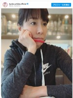 【写真】元フジテレビアナ・内田恭子、憂いを帯びた頬杖ショット公開