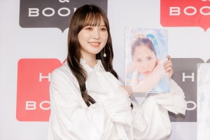1st写真集『＃会いたい』発売記念会見に登場した日向坂46・加藤史帆