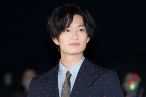 岡田将生、映画『1秒先の彼』プレミア舞台挨拶に登場