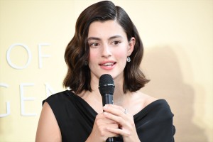 ダイアナ・シルバーズ、「クレ・ド・ポー ボーテ ジャパンアンバサダー就任／「肌の知性」 細胞がもつ神秘の力 AIアート展発表会」に登場