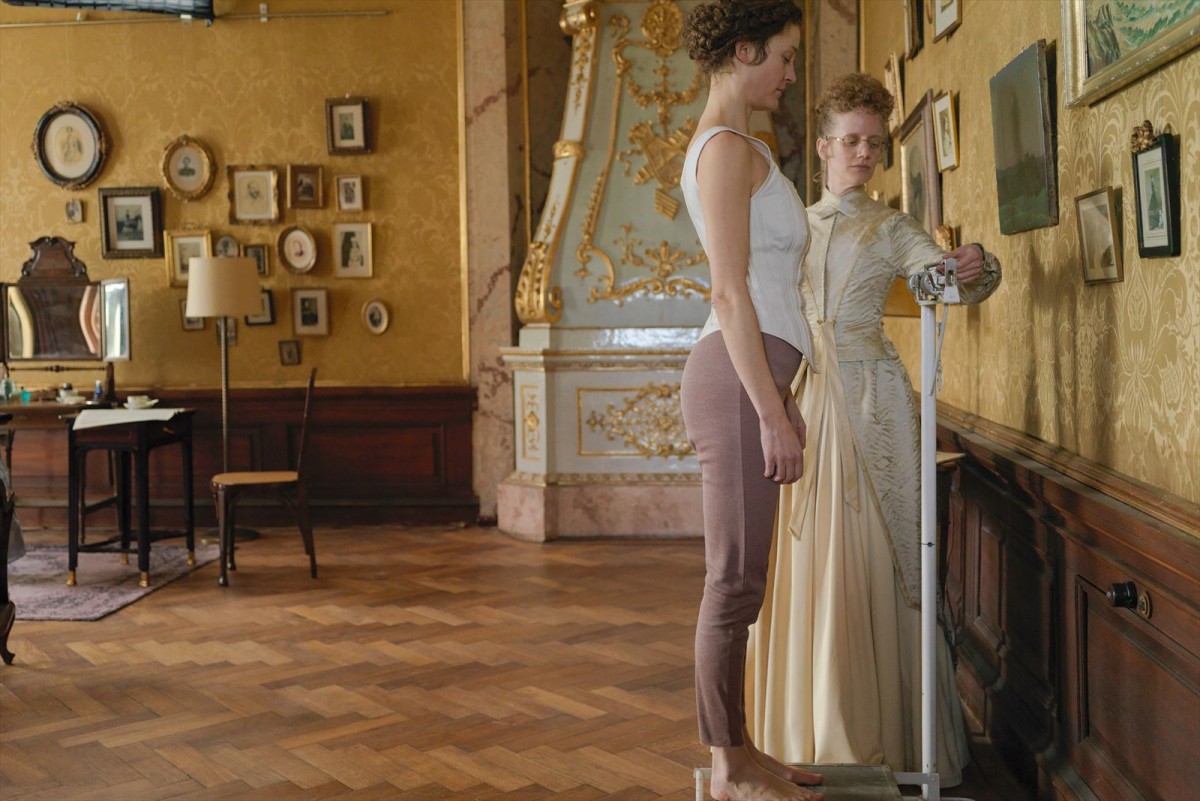 ヴィッキー・クリープスの熱演が光る映画『エリザベート 1878』予告編解禁　演出家・小池修一郎が絶賛コメント