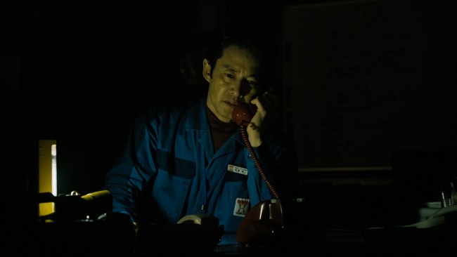 Netflixシリーズ『THE DAYS』電話する前島(竹野内豊)